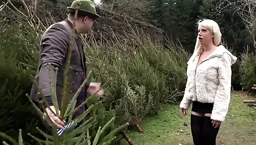 Ateşli sarışın güzel ve sağlam bir yarağa biniyor!