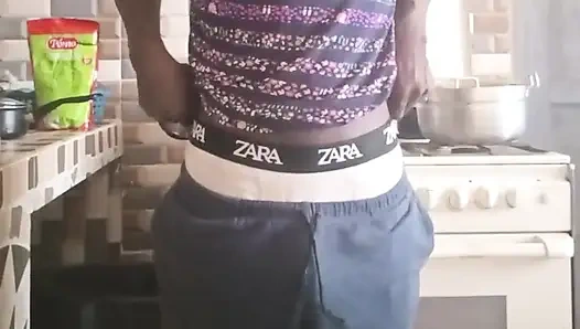 Kalın döllerim çok fazla kuvvetle boşalana kadar öfkeli bir şekilde mastürbasyon yaptım.