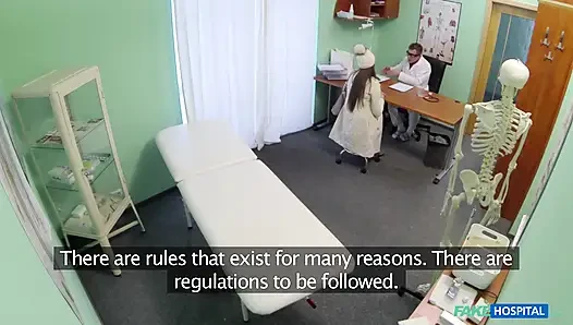 Fake hospital - çarpıcı esmer ilaç isteyen ofise giriyor ve azgın doktoru sikiyor