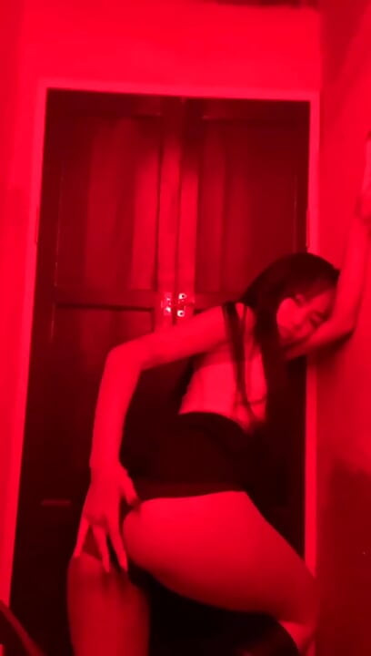 Emma Thai bar tuvaletinde götünü azdırıyor ve anal oyun oynuyor