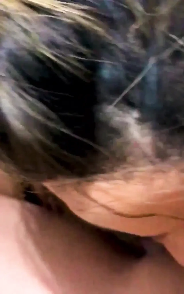 Yaramaz sarışın spor salonunda pompalanan berberi emiyor