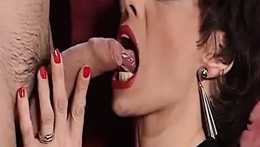 Döl yiyen Alman sürtükler anal dörtlü sekste sikiliyor