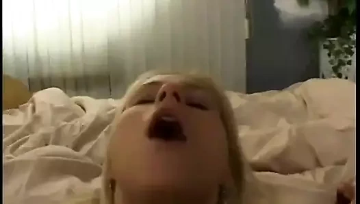 Seksi iç çamaşırlı uzun saçlı sarışın emiyor ve sikişiyor