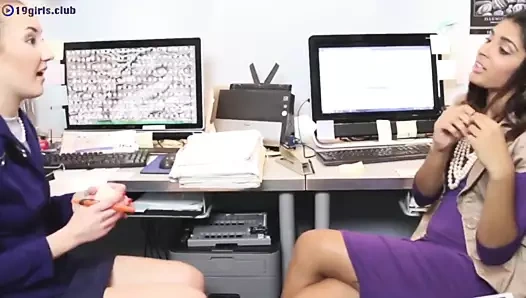 Orgy günü .. kızı en iyi arkadaşıyla paylaşıyor.