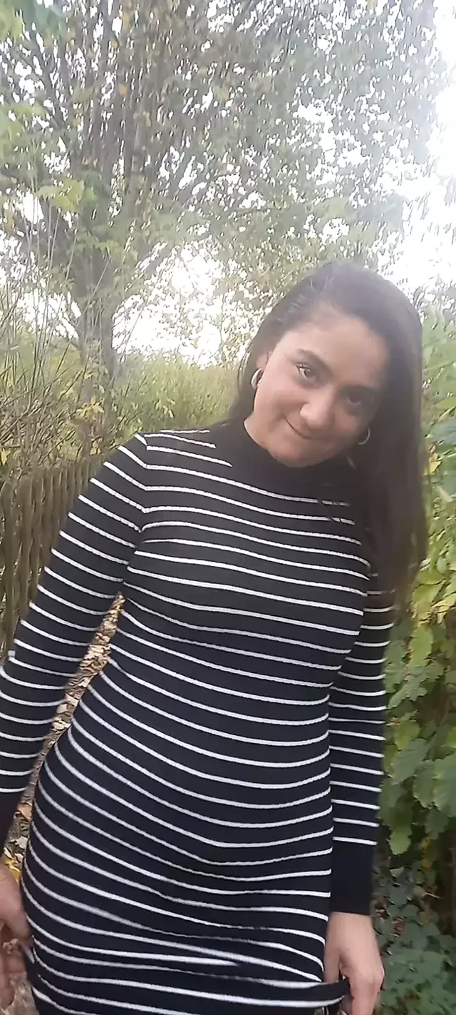 Kamp alanında bir esmer onu kedi sert sikikleri