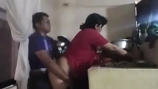 Karım oturma odasındayken hizmetçiyi mutfakta sikiyorum
