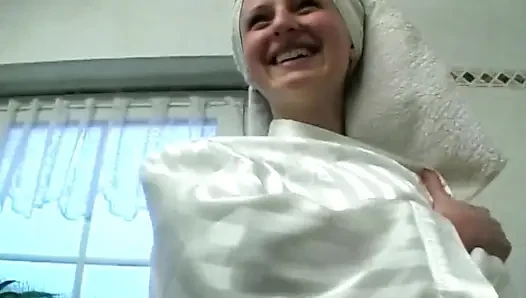 Sarışın hatun yarak emiyor ve sert mor dildoya biniyor