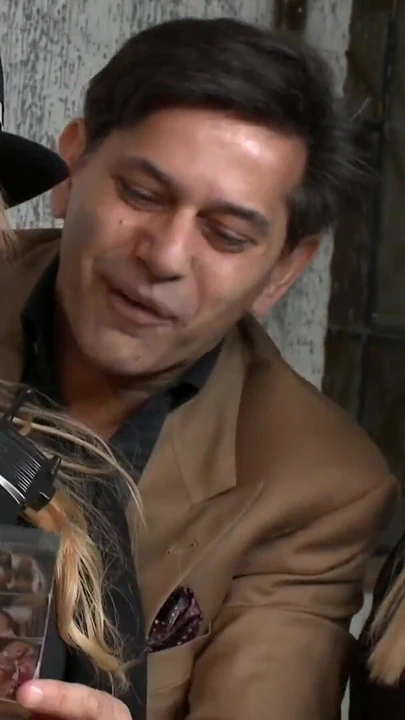 Azgın civcivler masada bu azgın adamla deney yapıyor | Klip 1