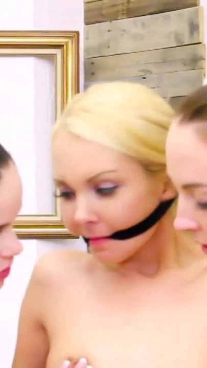 Эпический момент от "Инструктор балета занимается сексом с двумя студентами в горячем лесбийском тройничке"