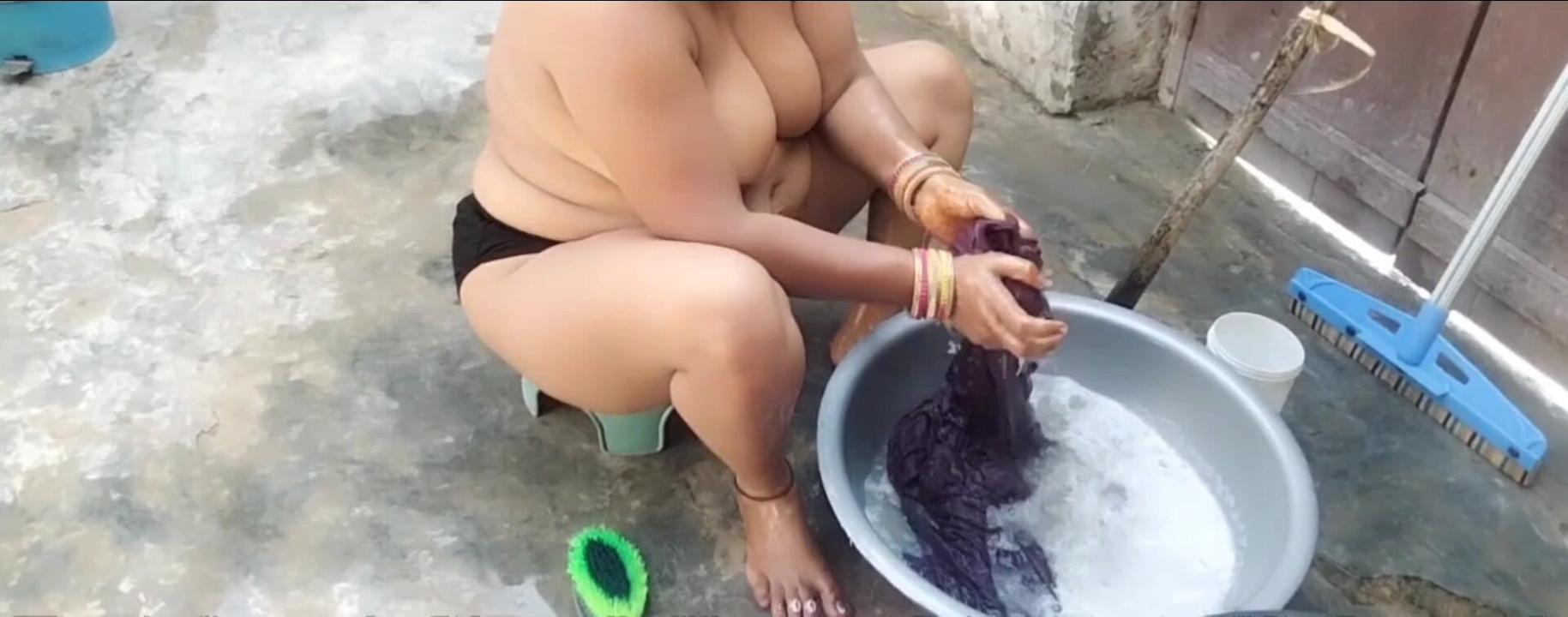 Bugün büyük üvey kız kardeşimi çıplak banyo yaparken gördüğümde penisim zonkmaya başladı.