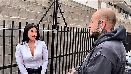 Komşumla fotoğraf çekimi kontrolden çıkıyor ve sonunda onun sıkı amını yiyorum