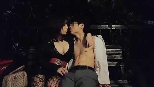 J-cup azdırma kraliçesi - yatakta meme ucu oyunu eritme