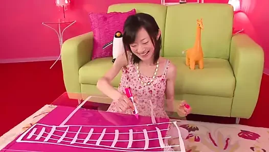 Japon bebek gets bir oyuncak içinde ona sıkı kedi