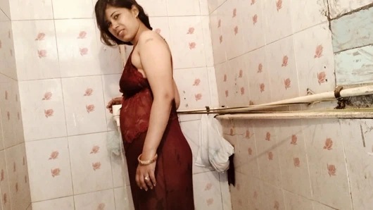 Yeni evli yenge ko banyoda sikiliyor Hintli yenge devar dasi seks