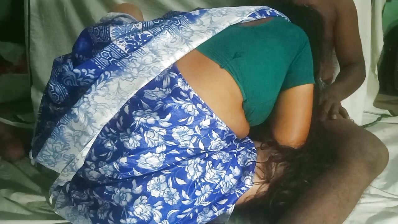 Ateşli desi büyük götlü teyze seks yapıyor ve desi sari çıkarıyor