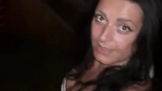 Havuz kenarında parlak bikini azdırma - zıplayan göğüsler ve kenarında