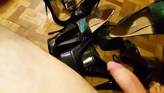 Karısının topuklarına boşalmak