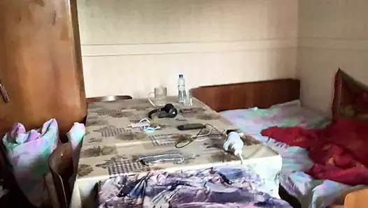 Seksi kırmızı bluz ve büyük memeler