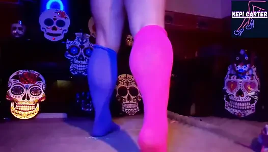 Genç kız kaslı 31 talimatı naylon iri güzel kadın edepsizce dildoyla sikişiyor