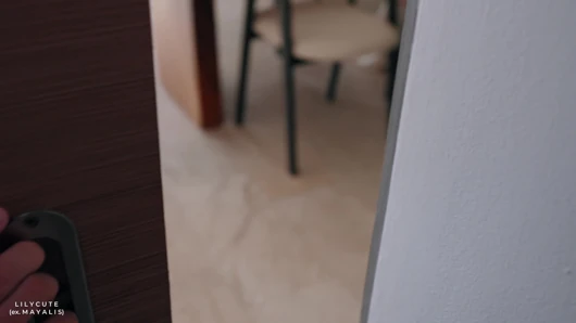 Oda arkadaşım sıcaktan kaçmak için soyunuyor ama yarağıma binerken terliyor