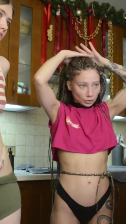 Bu sapık üçlü kız arkadaşlarının ağzını sert sikiyor ve daha fazla eğleniyor | Klip 1