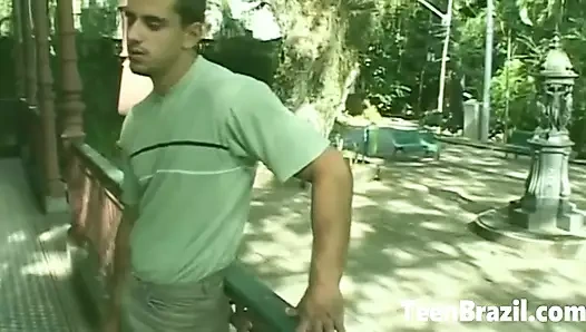 Brezilyalı sarışın latin genç kız 18 yaşında seks yapıyor