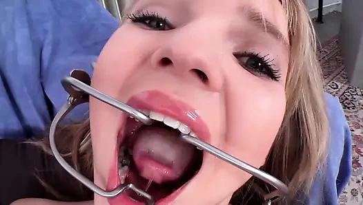 Sarışın hatun bdsm esaretinde göğüslerini ve oyuncağını azdırıyor