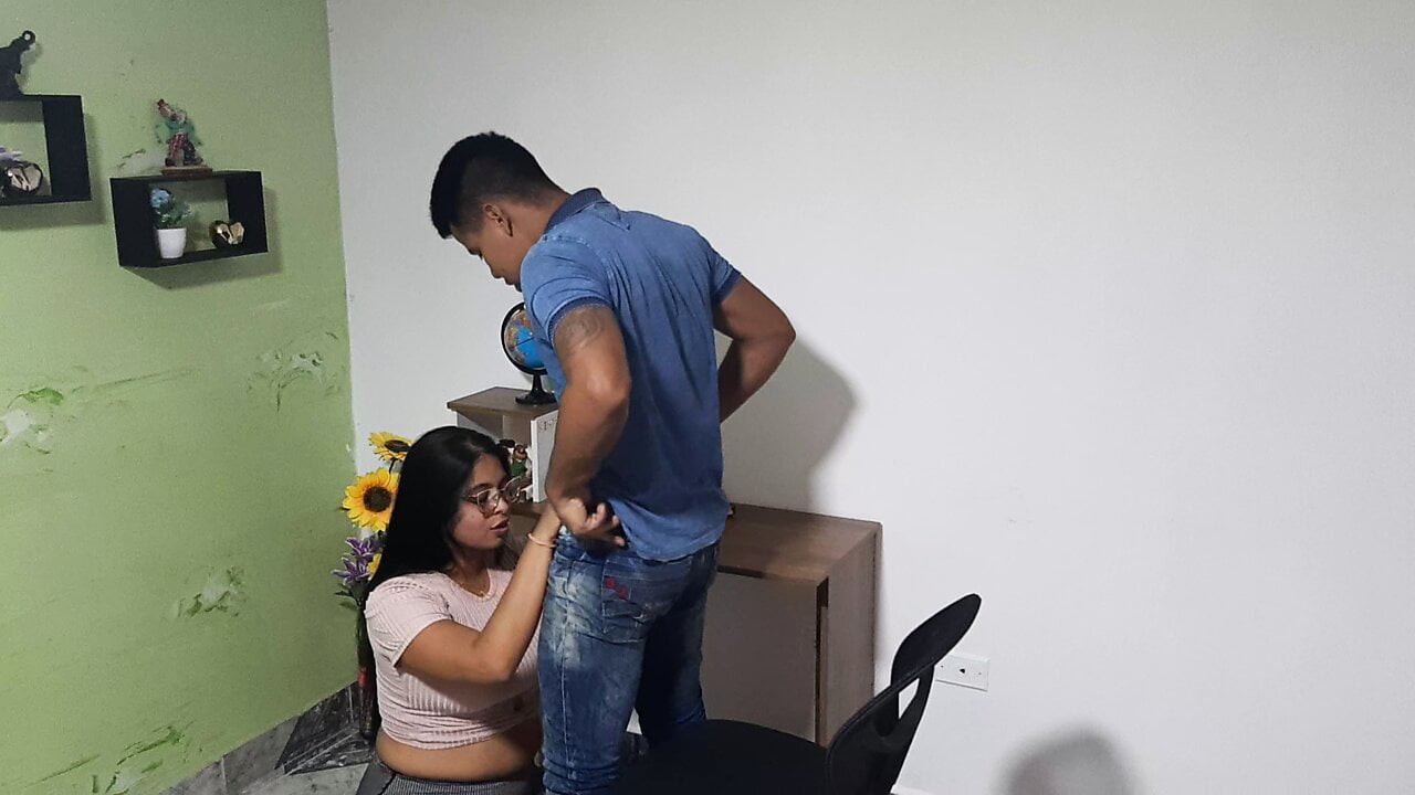 İş görüşmesi lezzetli bir oral seksle biter