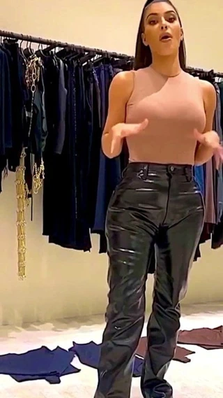 Kim Kardashian'ın ateşli vücudu