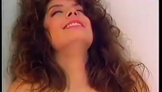 Büyük yaraklı adam esmerin amını yalıyor, sikini emdiriyor ve onu sert sikiyor