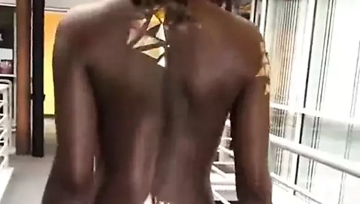 Altın giyen sıcak Afrikalı kız