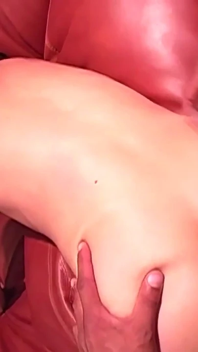 Ağıza boşalma anı "Tomi ve Jasmine üçlü sekste sert bir şekilde sikiliyor"