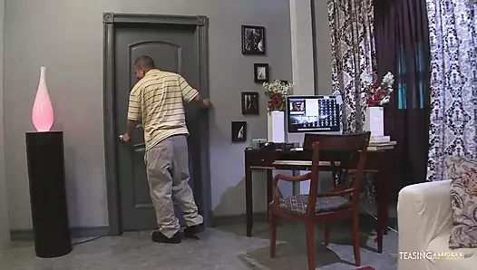 Onunla çevrimiçi sarışın bebekle buluştuktan sonra yarağına binmek için evine gidiyor