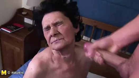 Amatör anneanne seviyor the tat arasında genç boşalmak