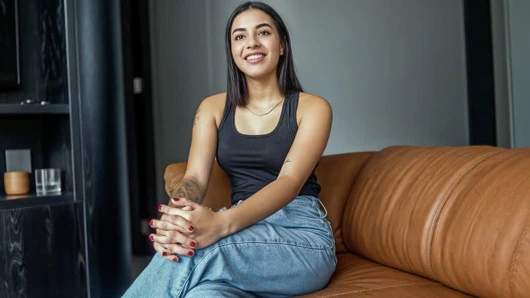 Büyük götlü 18 yaşındaki latin tatlı kız amatör oyuncu seçmelerinde büyük yarağa biniyor Amerikalı yapımcı