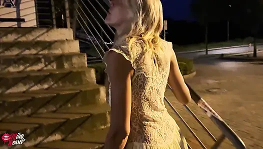 Çılgınca!! Randevudan sonra halka açık yerde sarışın bir kız sevişti!!