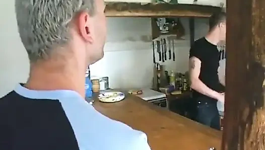 Kıllı olgun hizmetçi çifte penetrasyon yapıyor