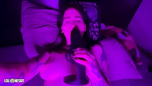 Lou Nesbit tarafından inleyen asmr, lia louise