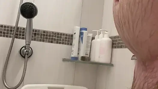 Duşta sabunlu penis oyunu