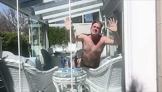 Hunk üvey baba ayı verandada çıplak güneşleniyor 4