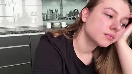 Sekreter Jucielussie ofisteki masasında flört ediyor