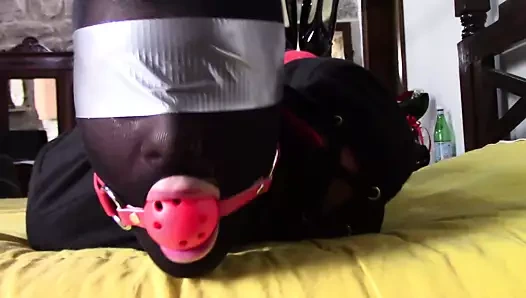 Laura xxx külotlu çorap ve yüksek topuklu ayakkabılar giyiyor. o domuz