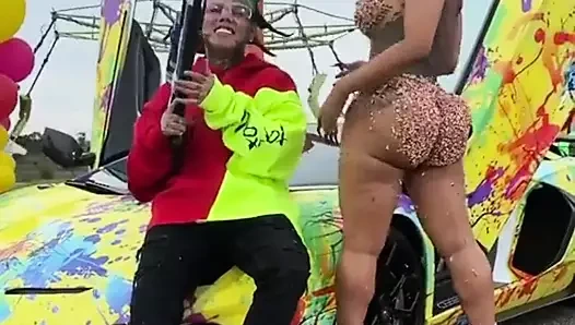 Blac chyna yumuşak kıçını gösteriyor