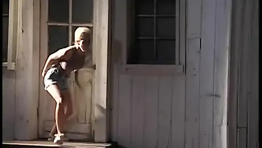 İri göğüslü genç kız ters kovboy kız rolünü oynamak istiyor