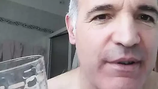 Banyoda bardağa boşalıyor ve ateşli dölümü yutıyorum