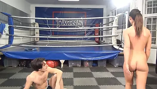 Muscle kız adamı yener ve onu kedi yalamak yapar