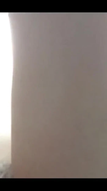 Обязательный для просмотра момент от "Очень волосатая после оргазма во время инволюляции. Девушка трахает волосатую киску с дилдо на ее стороне"