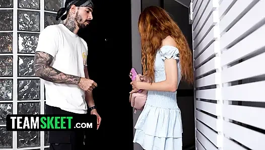 Spicy New Latina Little Chloe får sin første smak av hardcore casting