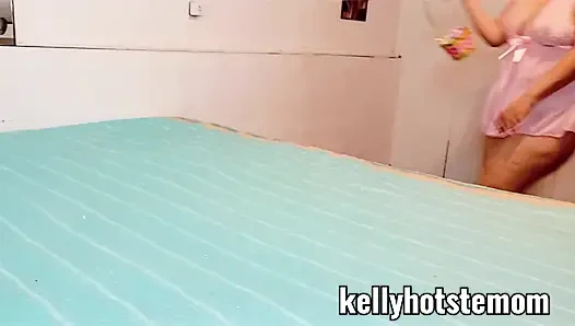 Paskalya tavşanı gibi giyinmiş büyük götlü üvey anne sana yatakta ateşli yumurta bırakmak için geliyor