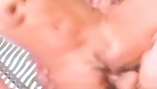 At kuyruklu sarışın amigo kız bilardo masasında yarağa biniyor